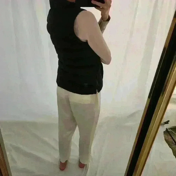 J. Crew Black Puffer Vest Gold Pockets Winter Ski Slopes Snow โ๏ธ ๐ฟ ๐ โท๏ธ - Picture 2 of 9